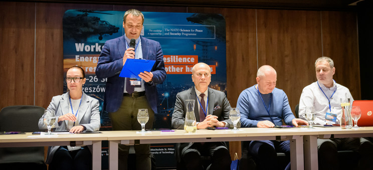 Rozpoczęcie obrad przez prof. PRz D. Strzałkę. Od lewej: prof. Oksana Vovk, prof. Dominik Strzałka, prof. Jarosław Sęp, prof. Anatolii Cherniavskyi, Igor Sikorsky,