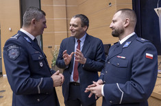 Od lewej: insp. P. Szymański, prof. PRz D. Strzałka, podk. P. Marek,