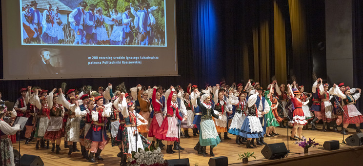 Koncert wiosenny Studenckiego Zespołu Pieśni i Tańca Politechniki Rzeszowskiej „Połoniny”,